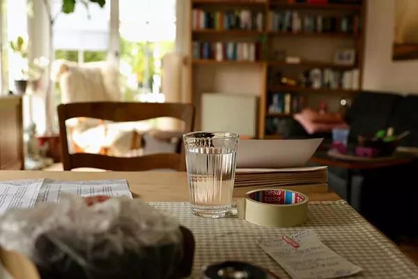 Ein Glas Wasser auf einem Tisch